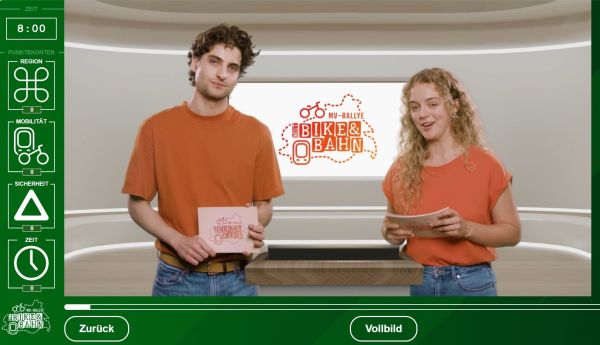 Tilla und Don, Studierende an der Hochschule für Musik und Theater in Rostock, sind für dieses digitale Lernangebot auf die Reise gegangen: quer durch Mecklenburg-Vorpommern von Ost nach West, von Sassnitz nach Zarrentin, die Ostsee „immer im Blick“.