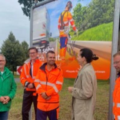 Auftakt zur Plakataktion (v.l.): Wilfried Kapischke, LVW MV, Dr. Rene Firgt, Landesamt für Straßenbau und Verkehr, Ines Jesse, Staatssekretärin im Wirtschaftsministerium und zwei Straßenwärter